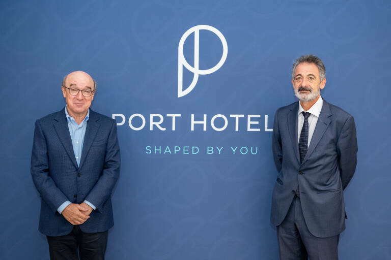 Toni Mayor (izquierda), propietario de Port Hotels, en el Huerto del Cura de Elche