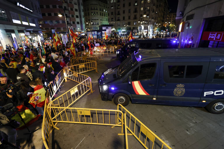 Concentración este jueves frente a la sede del PSPV-PSOE en Valencia contra la investidura. Foto: EFE/BIEL ALIÑO