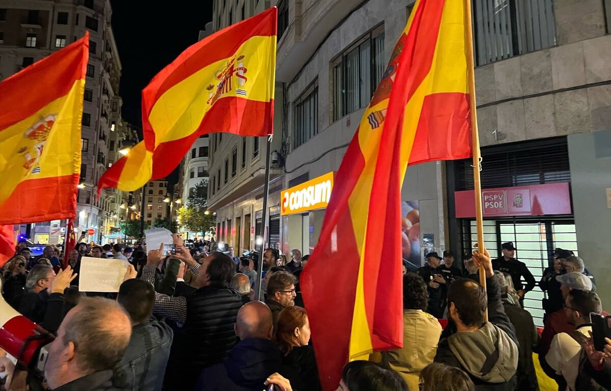 Imagen de una concentración contra la amnistía celebrada ante la sede del PSPV-PSOE de València. Foto: EP
