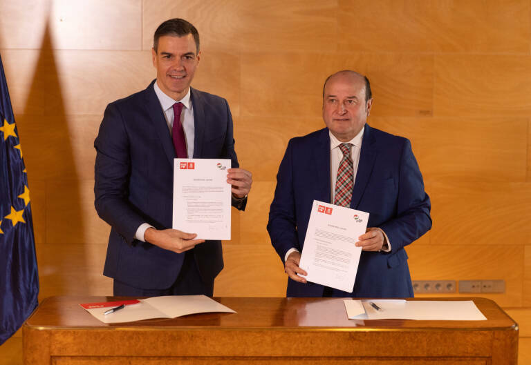 Pedro Sánchez firma el pacto con el presidente del PNV, Andoni Ortuzar. Foto: EDUARDO PARRA/EP