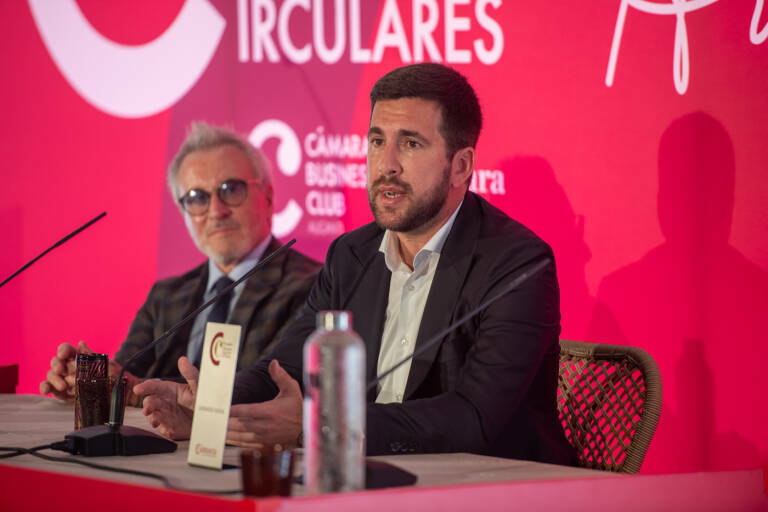 Enrique Riquelme, junto al vicepresidente de la Cámara, Jesús Navarro. Foto: RAFA MOLINA