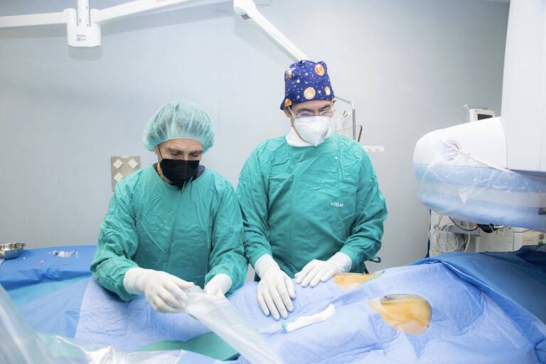 El Dr. Carrasco junto a su enfermero, José Miguel López, practicando un cateterismo