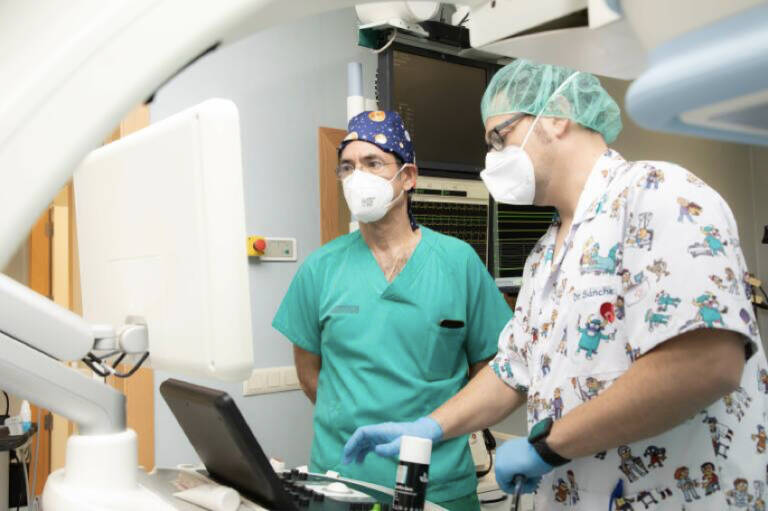 El Dr. Antonio Sánchez realizando un ecocardiograma transesofágico mientras el Dr. Carrasco supervisa la técnica