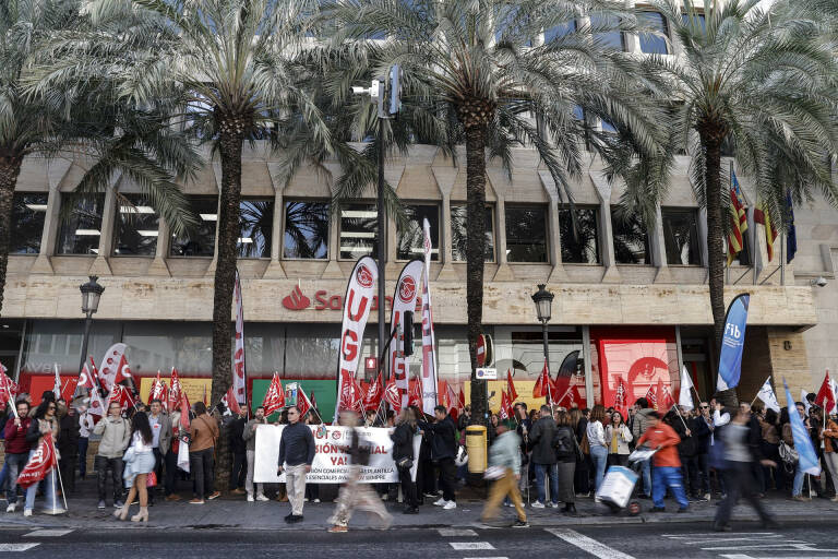 Los trabajadores concentrados ante la sede del Santander en València. Foto: EFE/MANUEL BRUQUE
