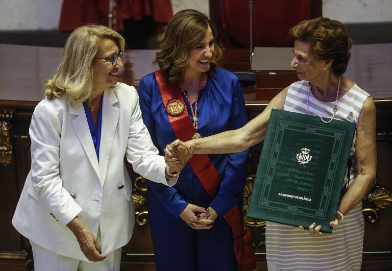 Catalá (c) entrega una distinción a las hermanas de Rita Barberá, Carmen y María José. Foto: ROBER SOLSONA/EP