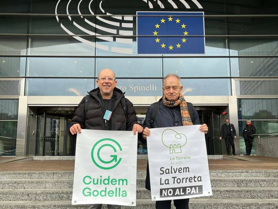Representantes de Cuidem Godella en la sede de Bruselas. Foto: Cuidem Godella