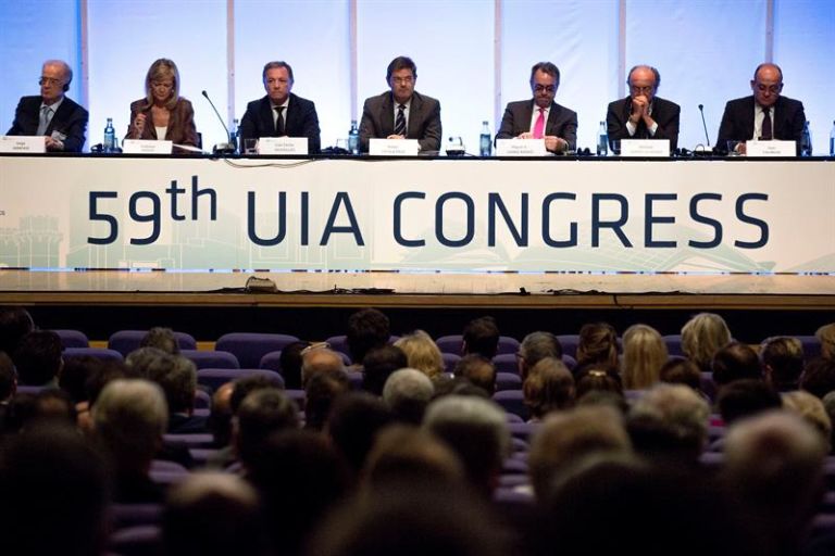 El ministro de Justicia, Rafael Catalá (centro), ha iangurado esta tarde en Valencia el 59º Congreso de la Unión Internacional de Abogados (UIA). (EFE/M. Bruque)