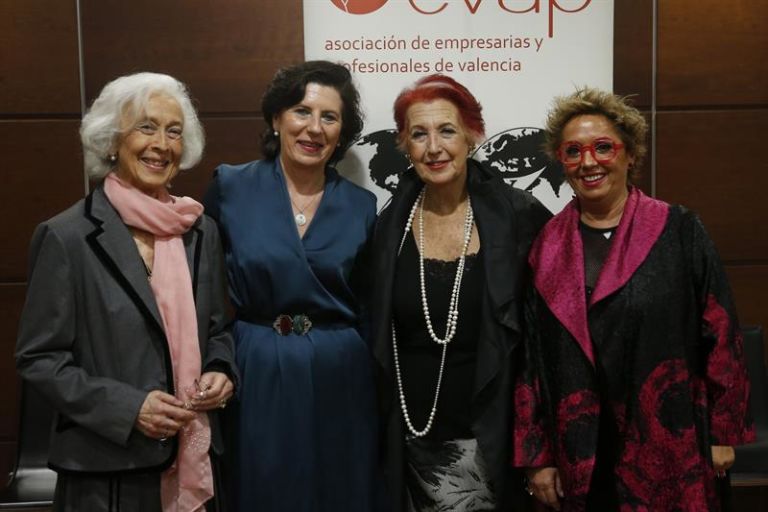 Las premiadas por la Asociación de Empresarias y Profesionales de Valencia, Myrtha Casanova (i), Helena Herrera (2 i), Rosa María Calaf y Asun Oliver (d), posan momentos antes de celebrarse la novena edición de los Premios EVAP (EFE/K. Försterling)