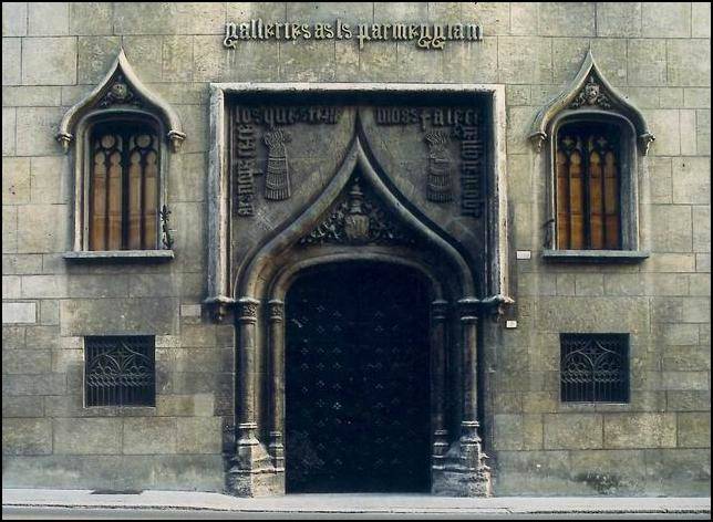 Porta del palau de mossén Sorell instal·lada en la Galleria Pameggiani de Reggio de l'Emília_Foto de J. Díaz Arnal