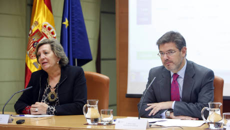 Pilar González de Frutos, presidenta de Unespa, y Rafael Catalá, ministro de Justicia