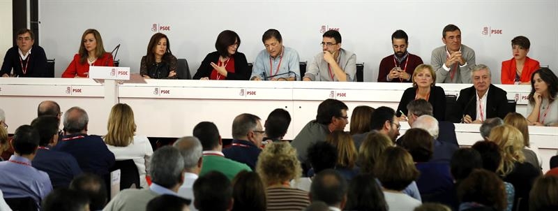 Los miembros de la gestora del PSOE momentos antes de la votación (Foto: EFE)