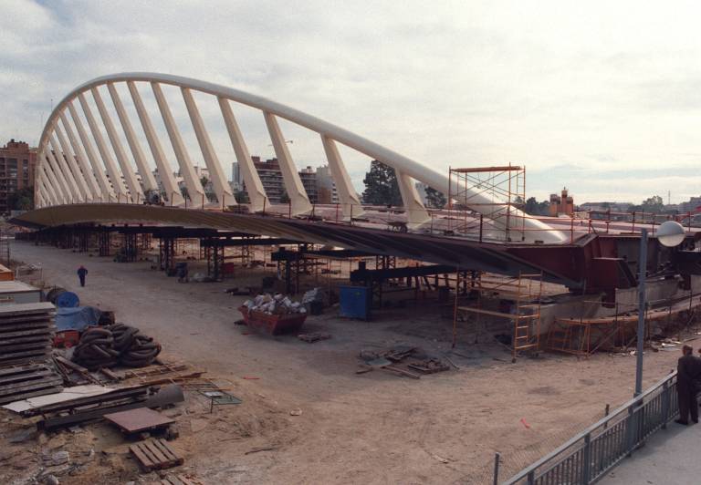 El puente conocido como 'de Calatrava' es conducido por el antiguo cauce hasta su ubicación definitiva. (Foto: EFE)