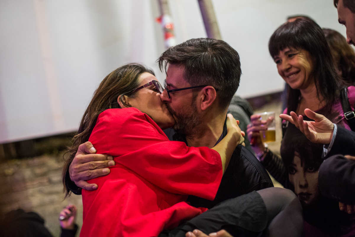 La vicepresidenta y el concejal mostraron su estrecha amistad con un afectuoso beso (Fotos: EVA MÁÑEZ)
