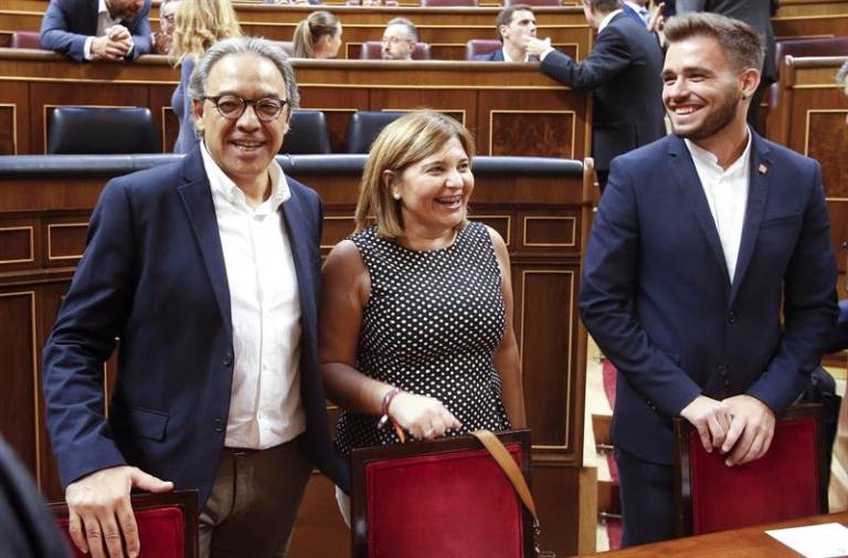 Isabel Bonig (PP), junto a Manolo Mata (PSPV) y Fran Ferri (Compromís) en la reforma del Estatut en el Congreso. EFE