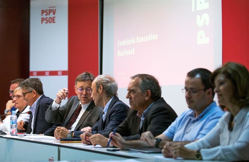 Ximo Puig dialoga con Ciprià Ciscar en la Ejecutiva de este lunes. EFE