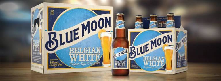 Una de las imágenes promocionales en las que Blue Moon destaca -en la esquina inferior izquierda- su Valencia Orange Peel. También lo hace de manera destacada en sus botellines y latas