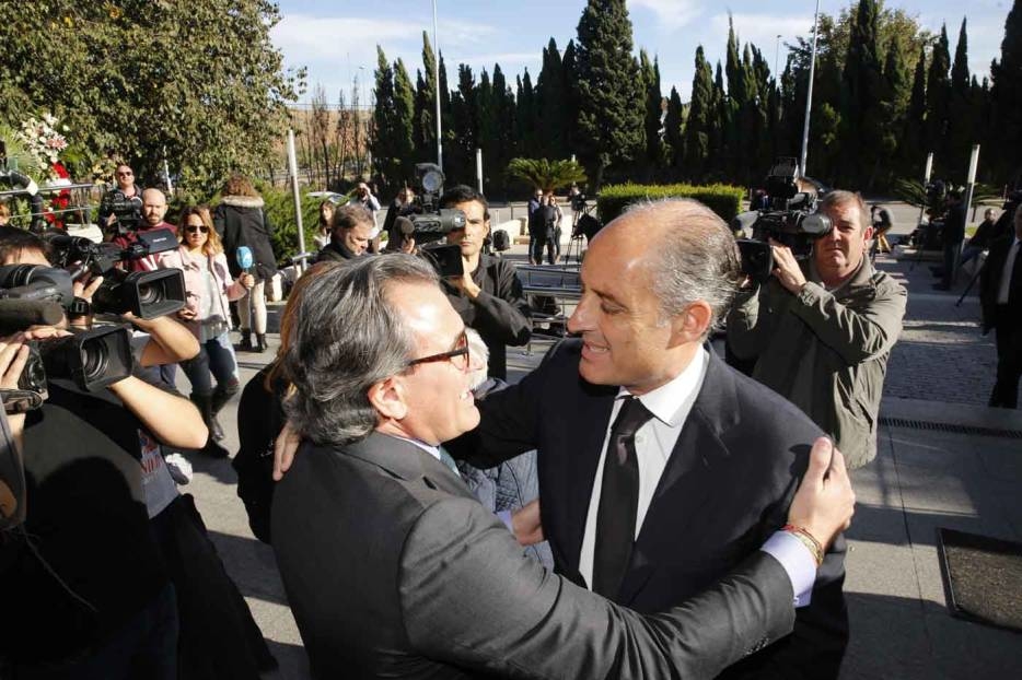 El ex presidente de la Generalitat, Francisco Camps, y el ex alcalde de Gandia, Arturo Torró, se saludan. EVA MÁÑEZ/ALBERTO SÁIZ