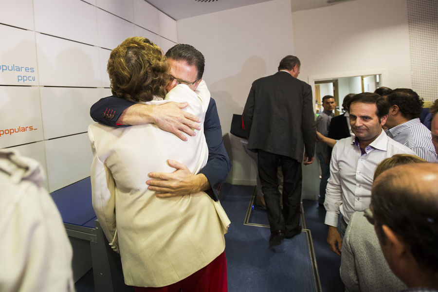 Rita Barberá y Serafín Castellano se abrazan en la noche electoral. EVA MÁÑEZ