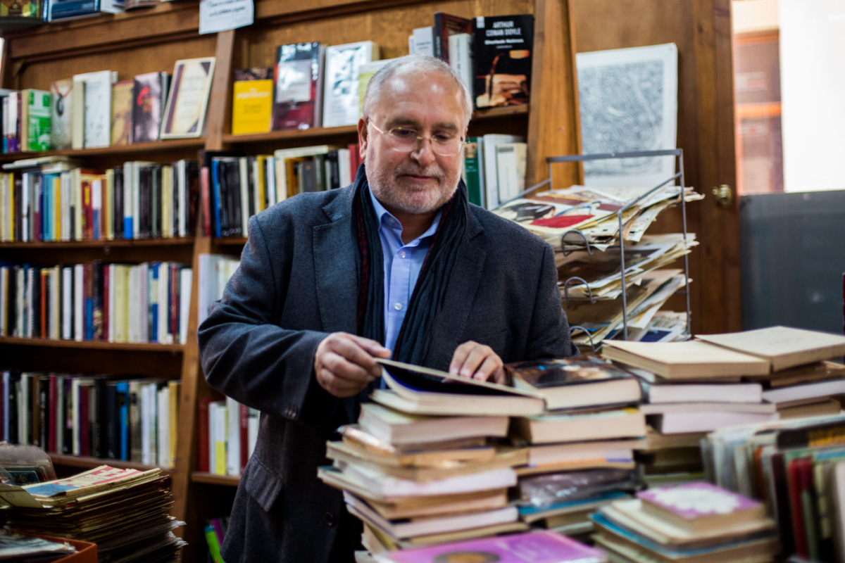 El director general de Administración Local en una céntrica librería de Valencia. EVA MÁÑEZ