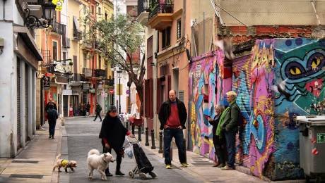 Els carrers de València tenen una notable presència en la història que relata Broseta. Foto: JORGE FRANGANILLO