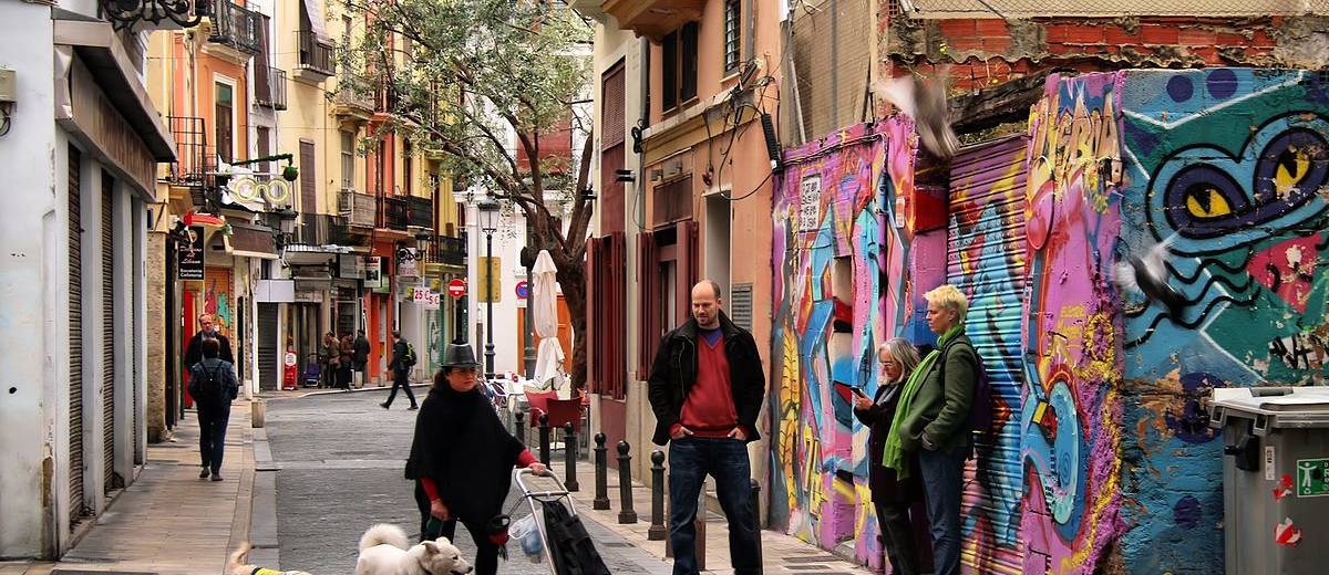 Els carrers de València tenen una notable presència en la història que relata Broseta. Foto: JORGE FRANGANILLO