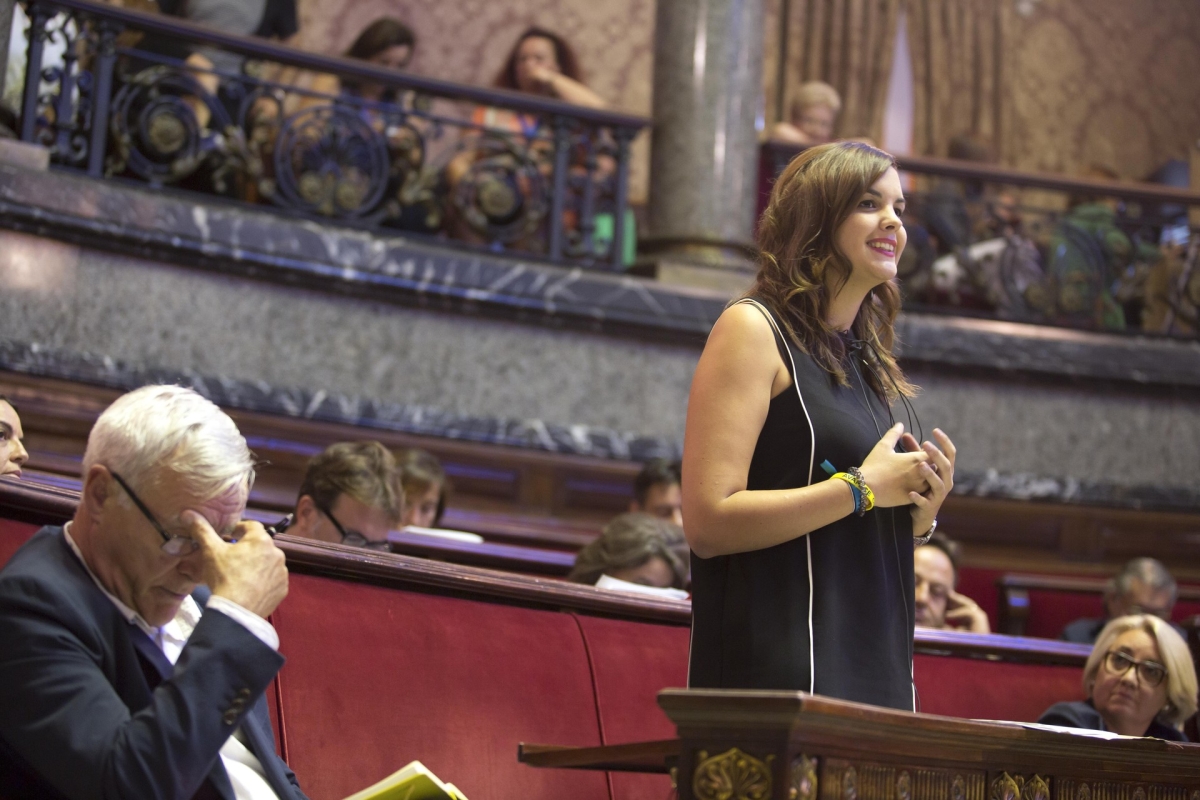 La portavoz socialista, Sandra Gómez, en el pleno del Ayuntamiento con Ribó a su derecha. EVA MÁÑEZ