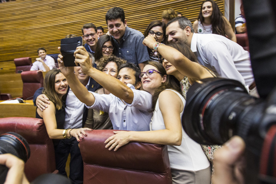 El grupo de Compromís haciéndose un selfie en Les Corts. EVA MÁÑEZ