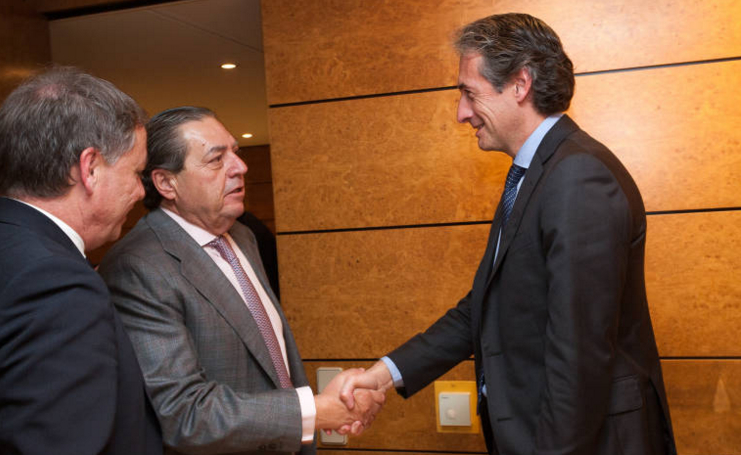 Vicente Boluda saluda al ministro De la Serna en presencia de Juan Carlos Moragues. VP