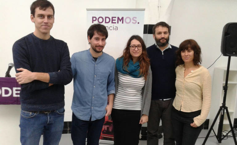 Jaime Paulino (2i) junto a Ferran Martínez (1i), César Jiménez (2d) y otras dirigentes de Podemos
