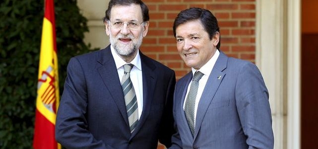 Mariano Rajoy junto al responsable de la Gestora del PSOE y presidente de Asturias, Javier Fernández