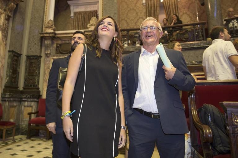 Sandra Gómez y Joan Ribó en el pleno del Ayuntamiento. EVA MÁÑEZ