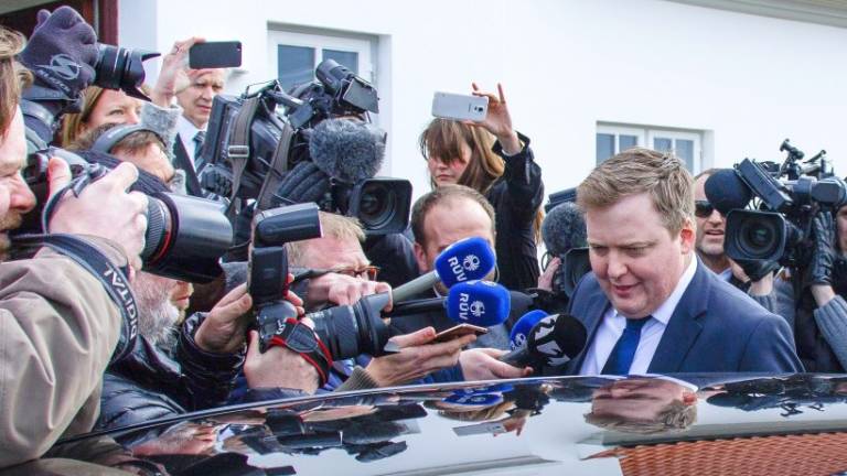 El Primer Ministro Sigmundur Gunnlaugsson rodeado por la prensa