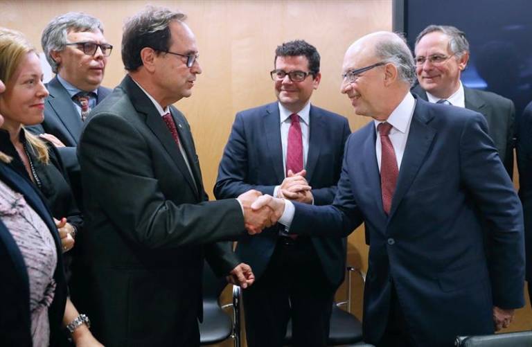 El conseller Vicent Soler saluda al ministro Cristóbal Montoro. Foto: EFE