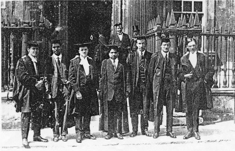 Ramanujan, en el centro, con otros compañeros en el Trinity College