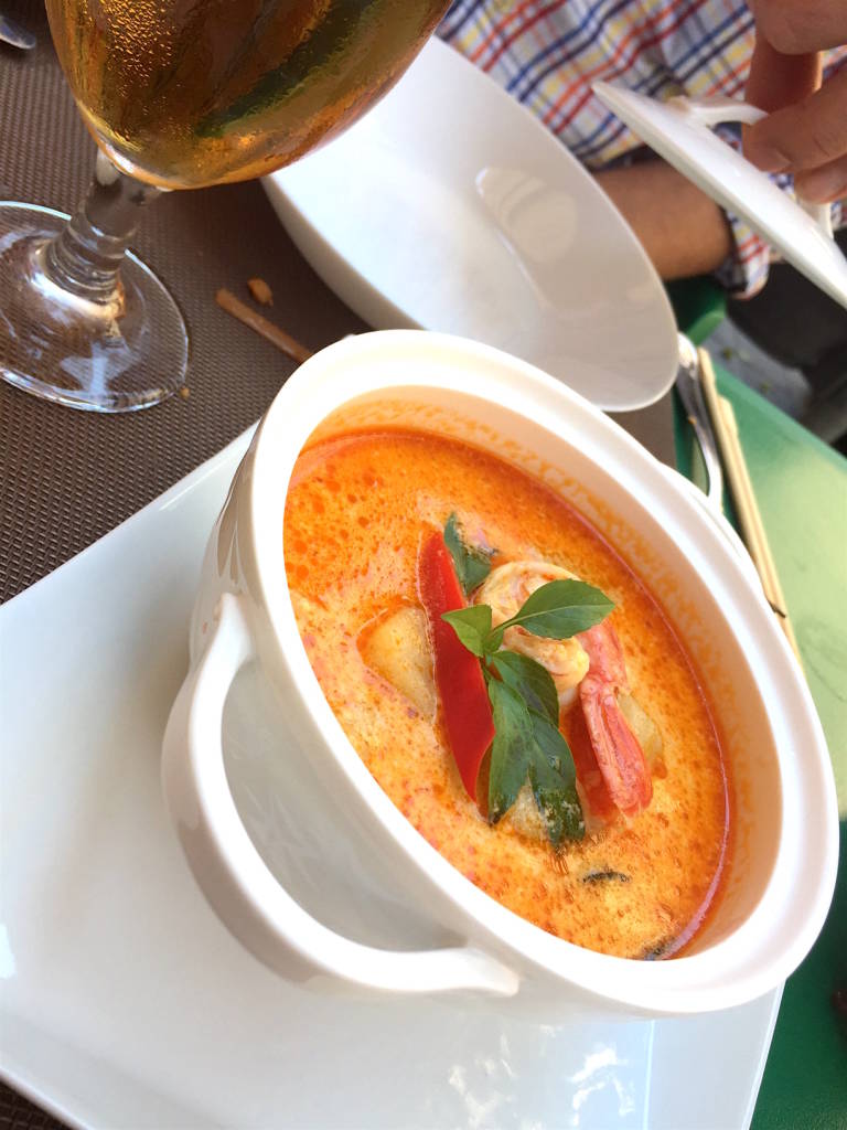 Aunque recomendemos encarecidamente el Pad Thai, nos encantó el sabor de su curry rojo (Phaneng Kung)