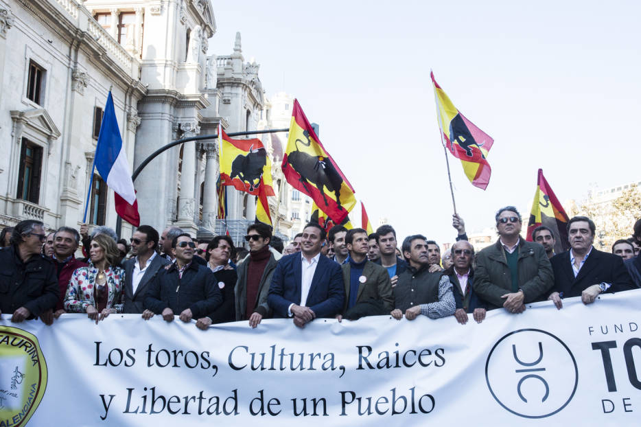 Manifestación pro taurina en Valencia, junto al Ayuntamiento de la ciudad  (Foto: EVA MÁÑEZ)
