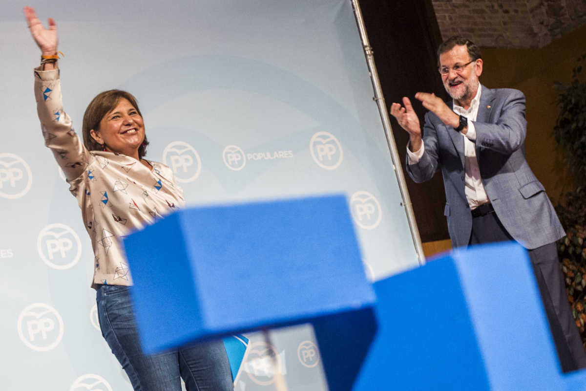 Isabel Bonig aplaudidad por Mariano Rajoy en un mitin