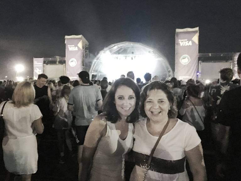 Levy y Bonig, durante el concierto de Muse en el FIB en una foto compartida por la presidenta del PPCV en su cuenta de twitter