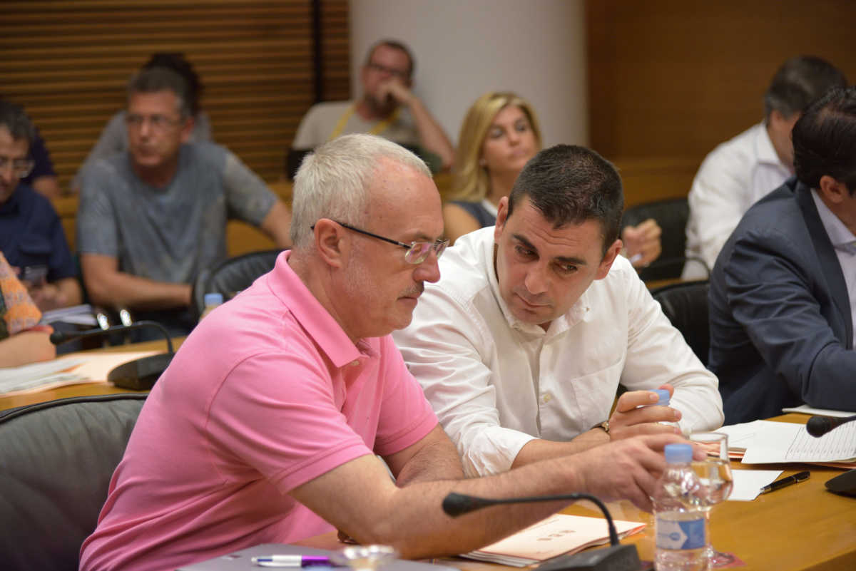 Montiel, de Podem (izquierda), y Subiela (derecha), de Ciudadanos, durante la comisión