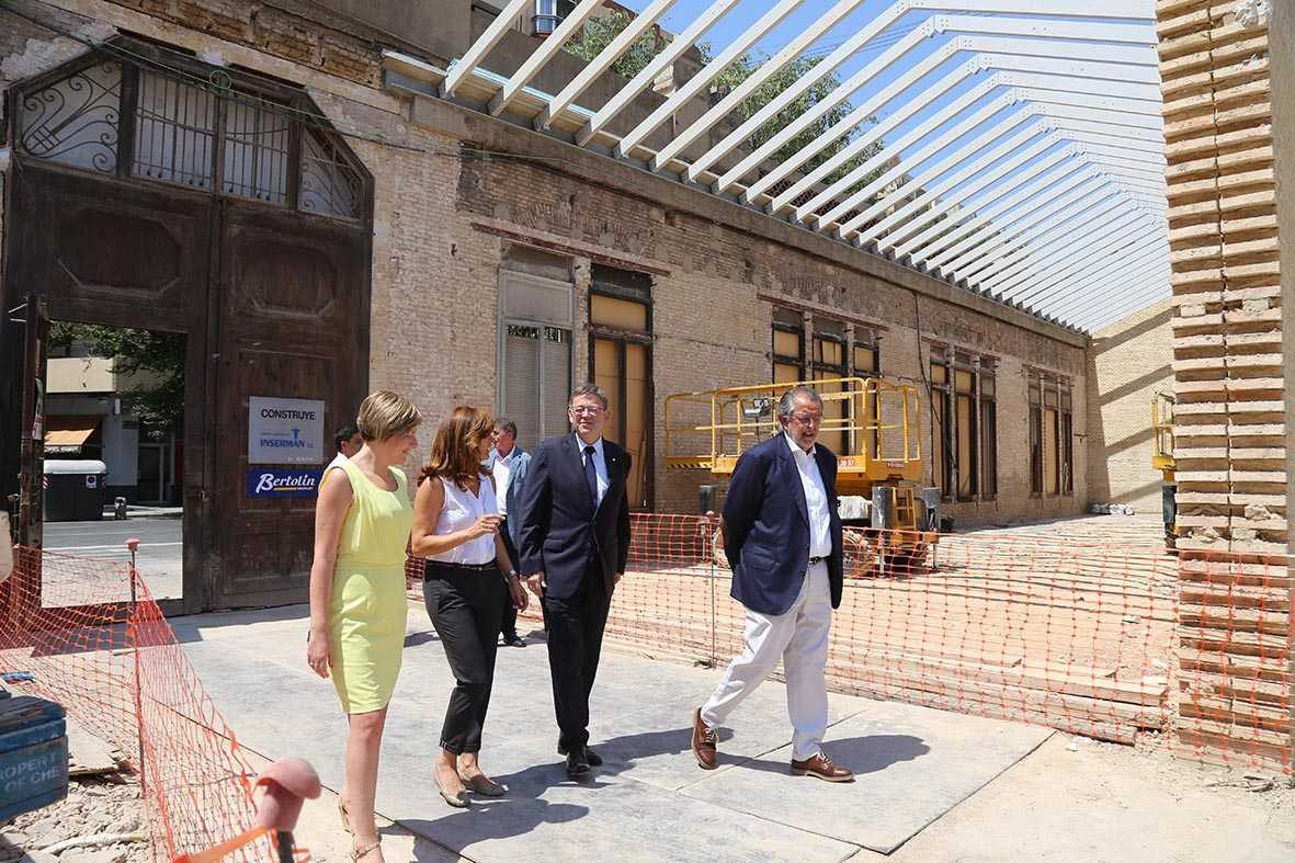 De izquierda a derecha, Salvador, Lloret, Puig y Soler, pasan frente a uno de los espacios en los que Camarena albergará su restaurante
