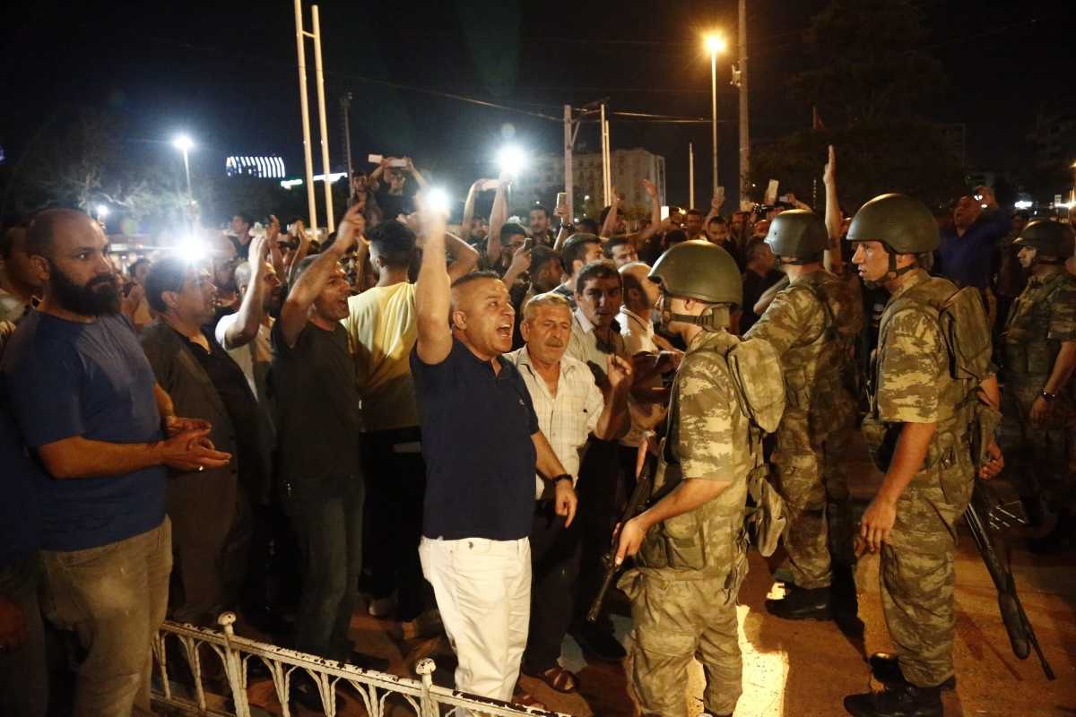 Partidarios de Erdogan, ante los militares en la Plaza Taksim de Estambul. Fotor: EFE