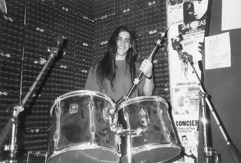 Jordi Molina, en el rincón de la batería de la casa en ruinas de la calle Sagunto donde ensayaban Chococrispis y Gigatrón a principios de los años noventa