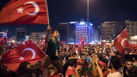 Ciudadanos turcos celebran el fracaso del golpe en la Plaza Taksim de Estambul (EFE/EPA/MARIUS BECKER)