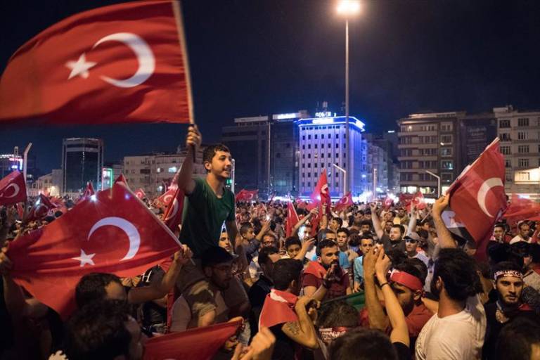 Ciudadanos turcos celebran el fracaso del golpe en la Plaza Taksim de Estambul (EFE/EPA/MARIUS BECKER)