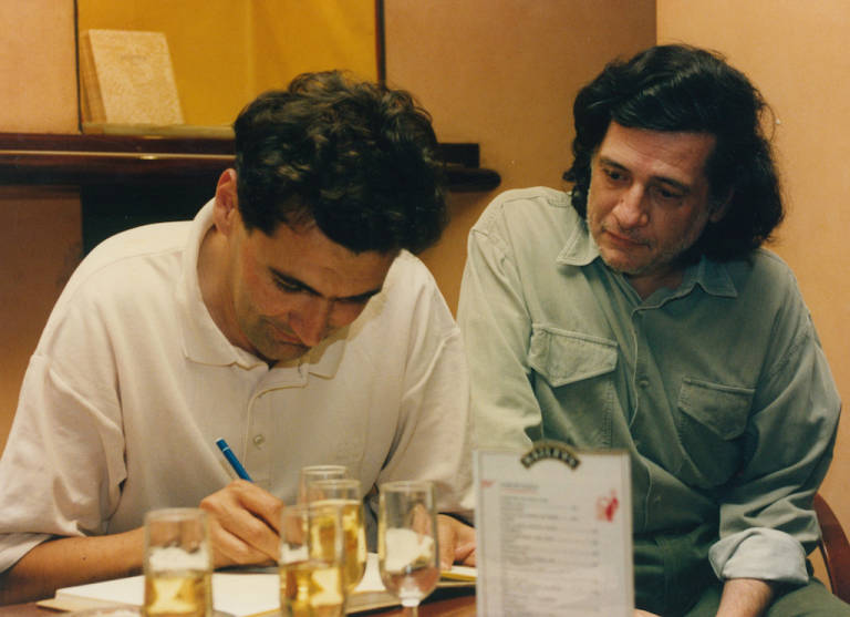 Presentación de los primeros albums de Sento Llobel (Ruinas) y Micharmut (Venticuatro horas) en el Gran Café de Abastos en 1995. (Foto cedida por MacDiego)