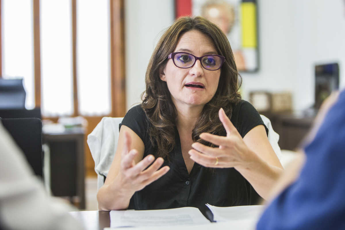 Mónica Oltra durante la entrevista en su despacho. EVA MÁÑEZ