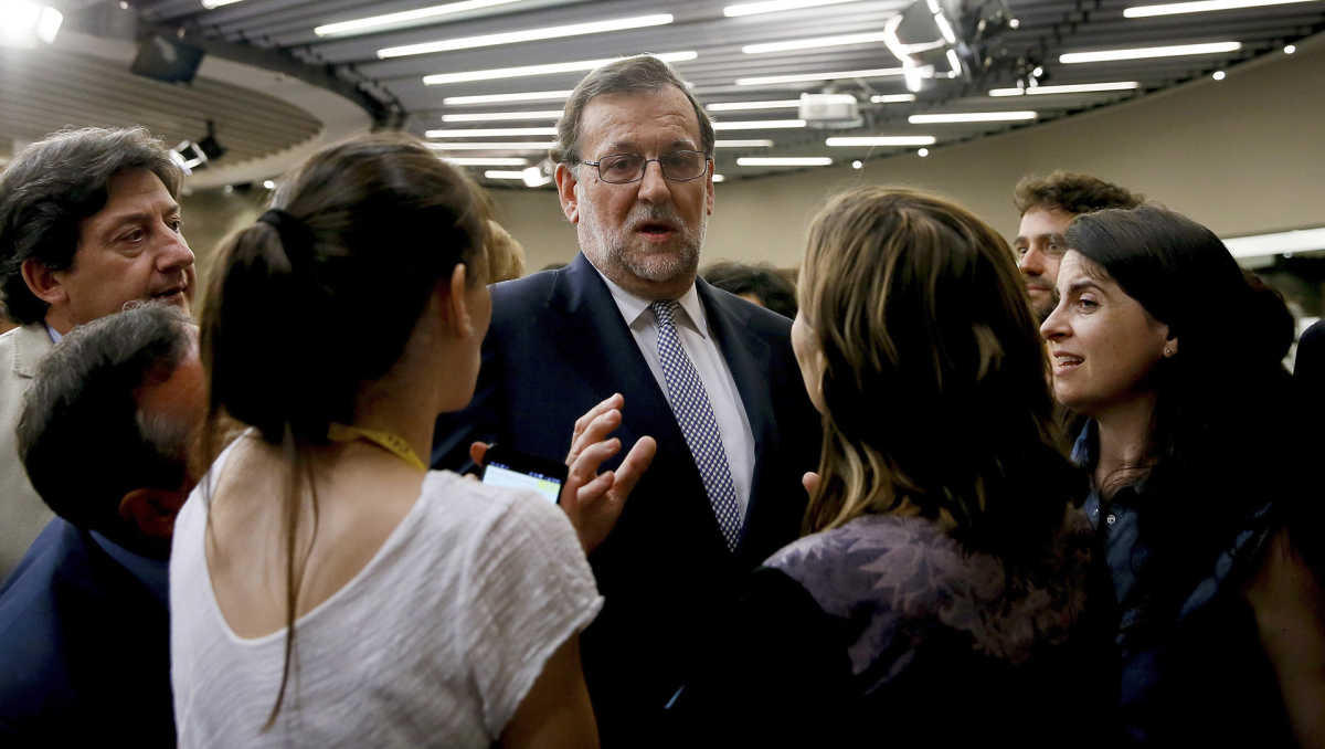 Rajoy intenta abrirse paso, quizá una imagen metafórica de su actitud 