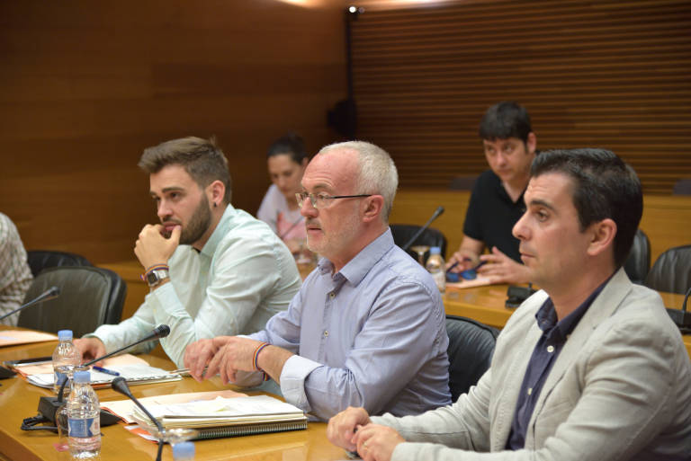 De izquierda a derecha, los representantes en la comisión Fran Ferri (Compromís), Antonio Montiel (Podemos) y Toni Subiela (Ciudadanos). Fotos: EVA MÁÑEZ
