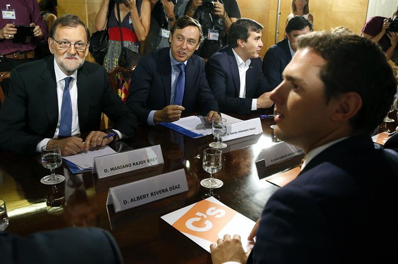 Mariano Rajoy y Albert Rivera durante las negociaciones entre PP y C's. EFE