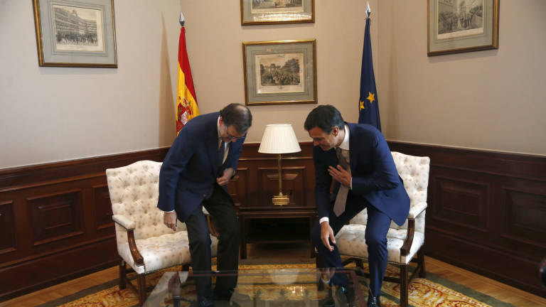 Rajoy y Sánchez sentándose. Foto: EMILIO NARANJO/EFE